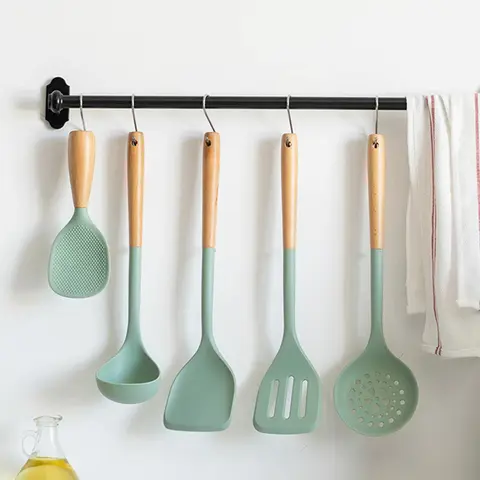 Utensilios de cocina con mango de madera y silicona